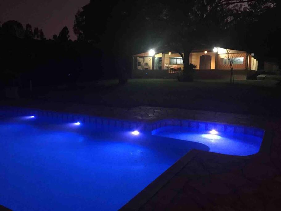 Chácara com piscina lareira forno e fogão à lenha!