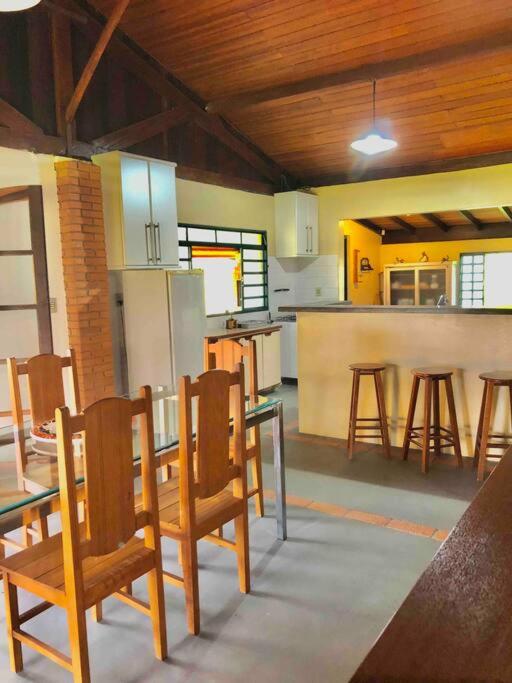 Chácara com piscina lareira forno e fogão à lenha!
