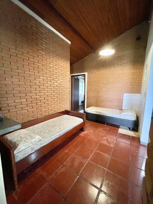 Chácara com piscina lareira forno e fogão à lenha!