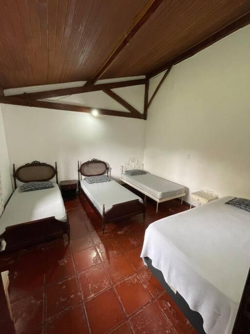 Chácara com piscina lareira forno e fogão à lenha!