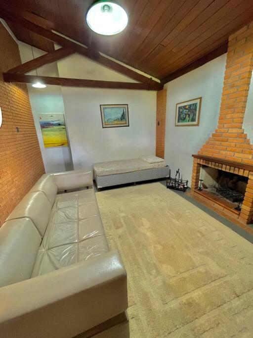 Chácara com piscina lareira forno e fogão à lenha!