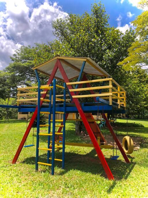 Chácara com piscina lareira forno e fogão à lenha!