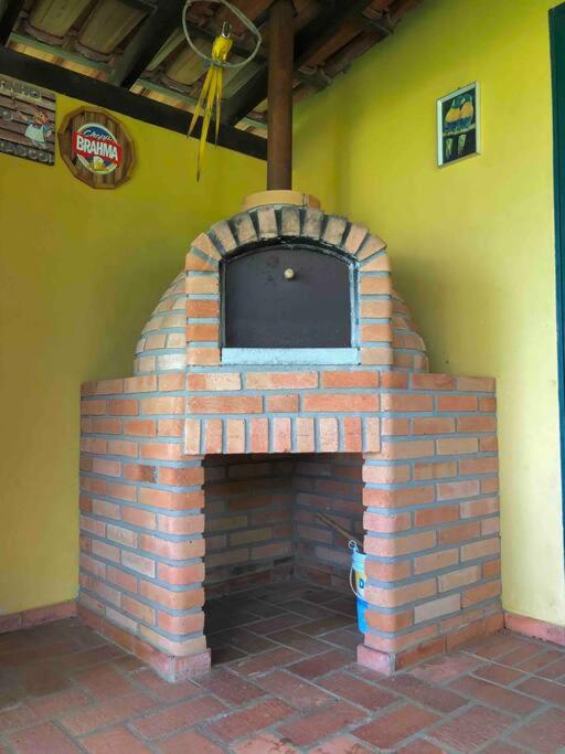 Chácara com piscina lareira forno e fogão à lenha!
