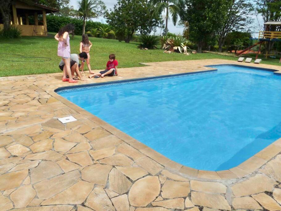 Chácara com piscina lareira forno e fogão à lenha!