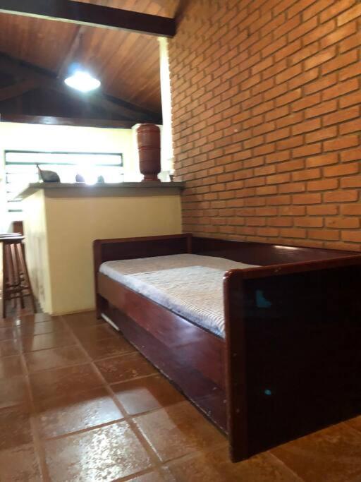 Chácara com piscina lareira forno e fogão à lenha!