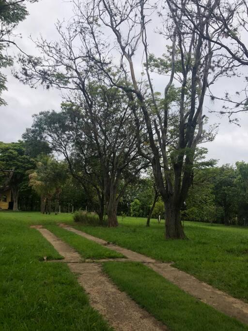 Chácara com piscina lareira forno e fogão à lenha!