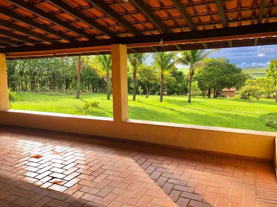 Chácara com piscina lareira forno e fogão à lenha!