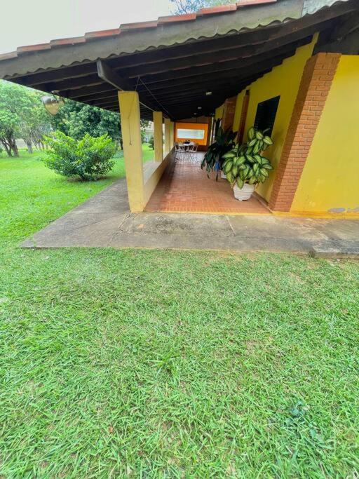Chácara com piscina lareira forno e fogão à lenha!