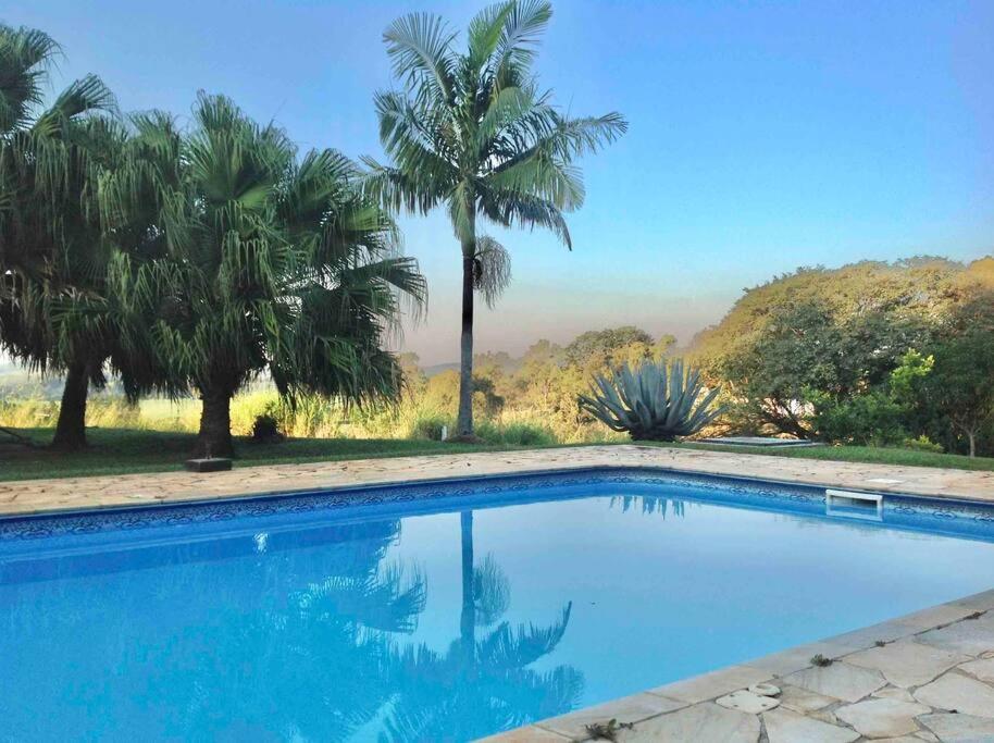 Chácara com piscina lareira forno e fogão à lenha!