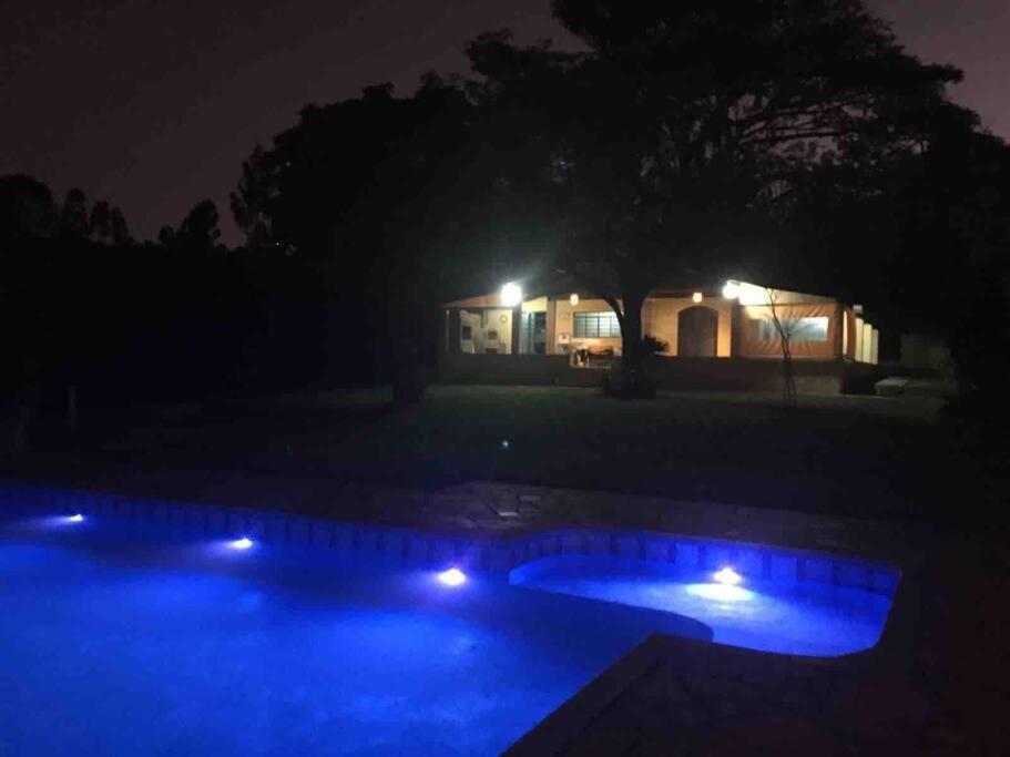 Chácara com piscina lareira forno e fogão à lenha!