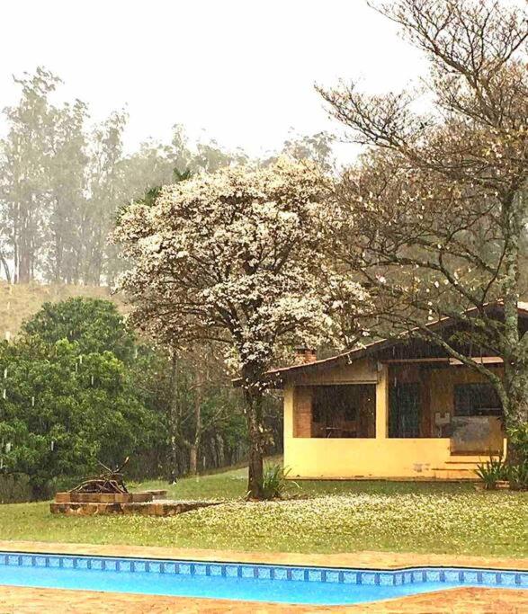 Chácara com piscina lareira forno e fogão à lenha!