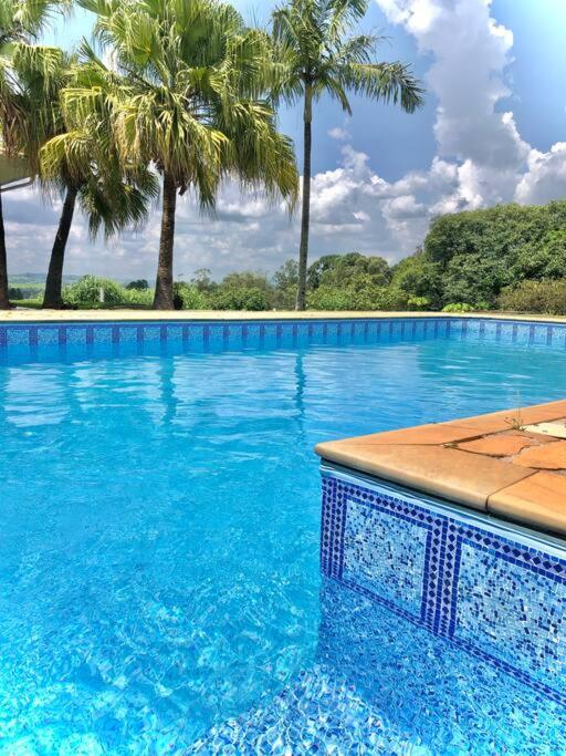 Chácara com piscina lareira forno e fogão à lenha!