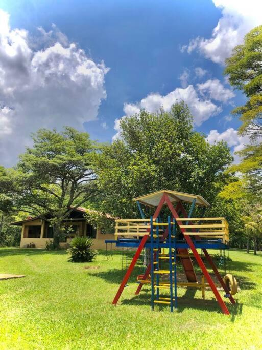 Chácara com piscina lareira forno e fogão à lenha!