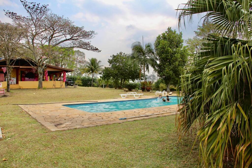 Chácara com piscina lareira forno e fogão à lenha!