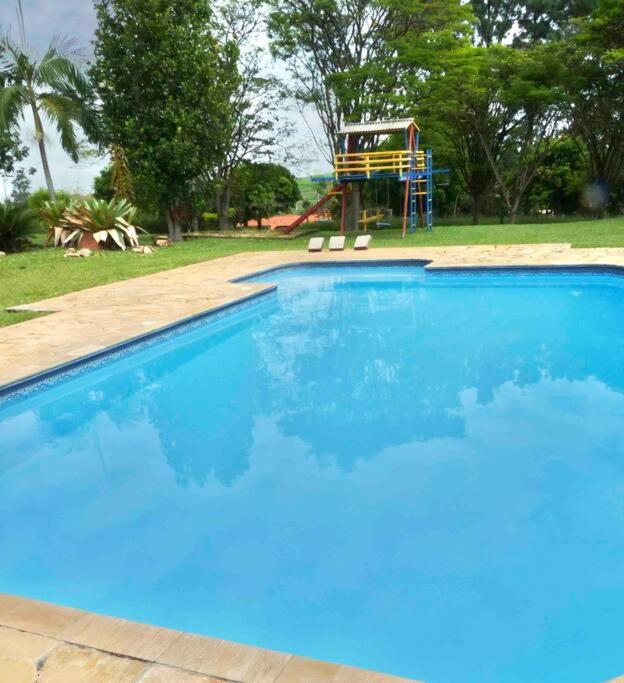 Chácara com piscina lareira forno e fogão à lenha!