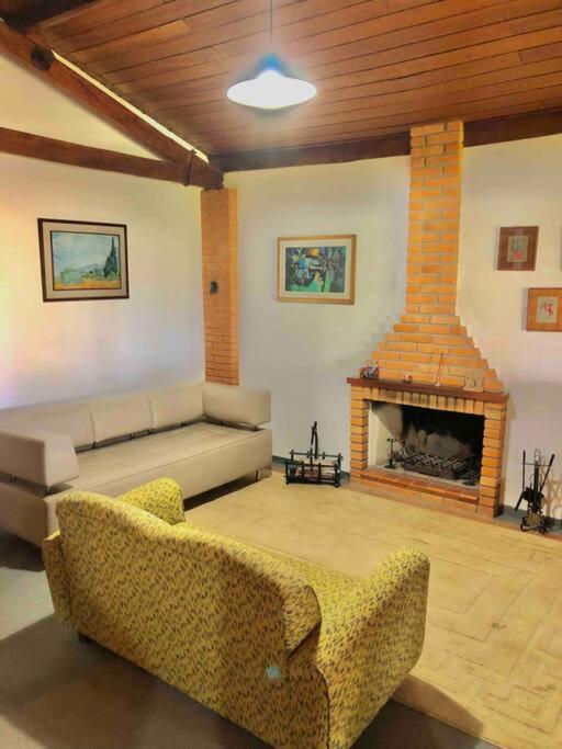 Chácara com piscina lareira forno e fogão à lenha!