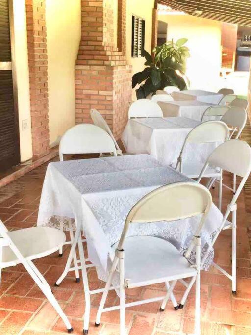 Chácara com piscina lareira forno e fogão à lenha!