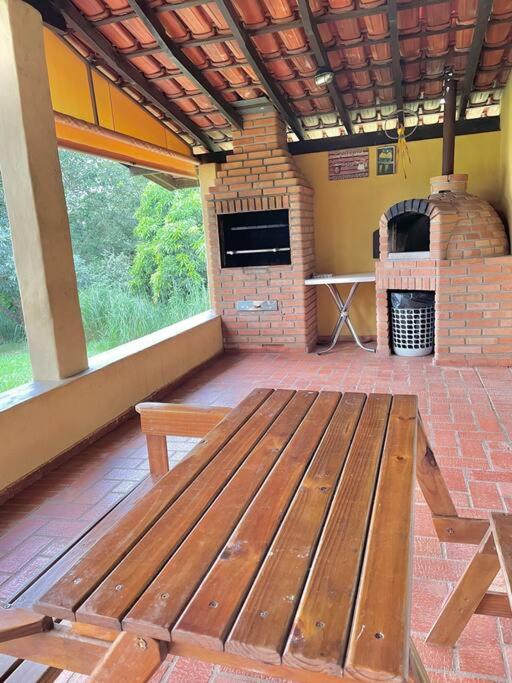 Chácara com piscina lareira forno e fogão à lenha!