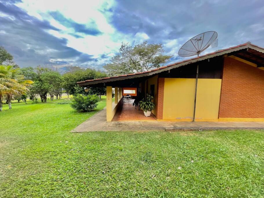 Chácara com piscina lareira forno e fogão à lenha!
