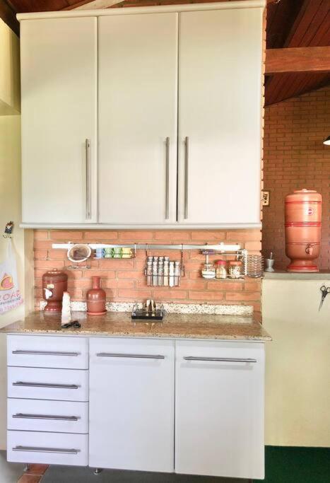 Chácara com piscina lareira forno e fogão à lenha!