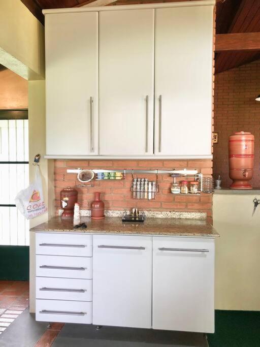 Chácara com piscina lareira forno e fogão à lenha!