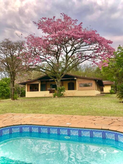 Chácara com piscina lareira forno e fogão à lenha!