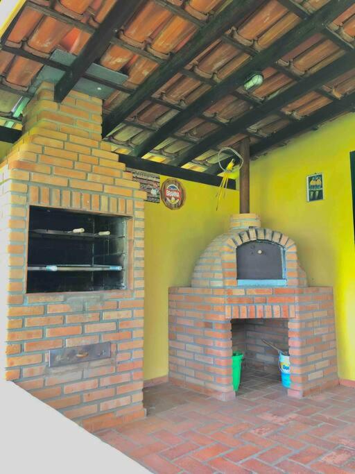 Chácara com piscina lareira forno e fogão à lenha!