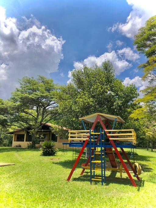Chácara com piscina lareira forno e fogão à lenha!
