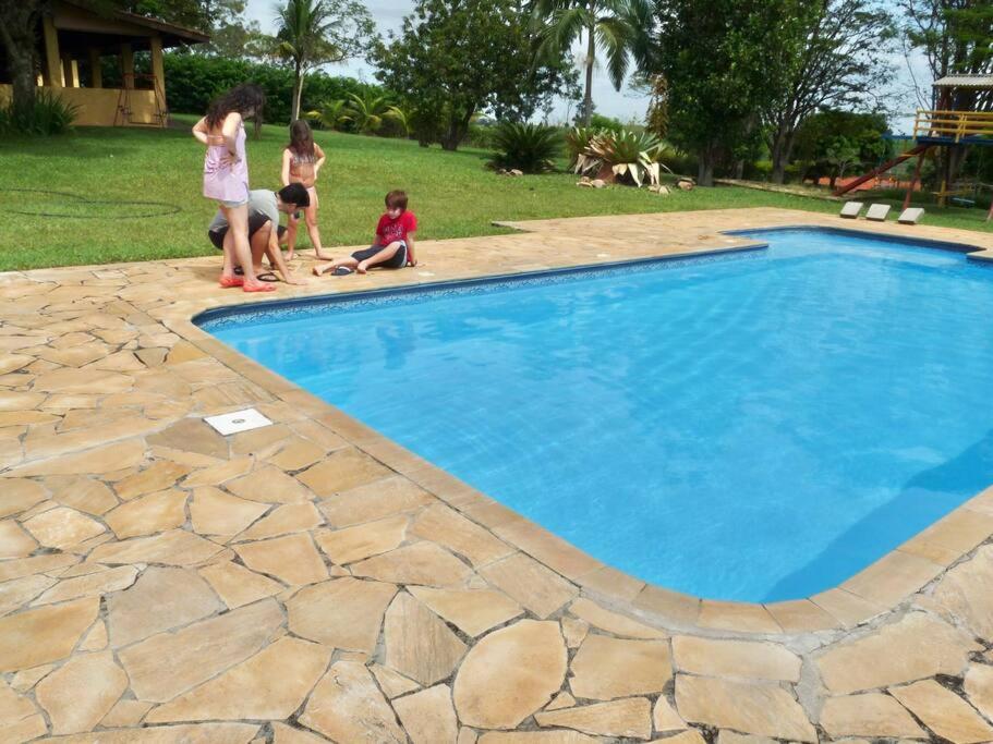 Chácara com piscina lareira forno e fogão à lenha!