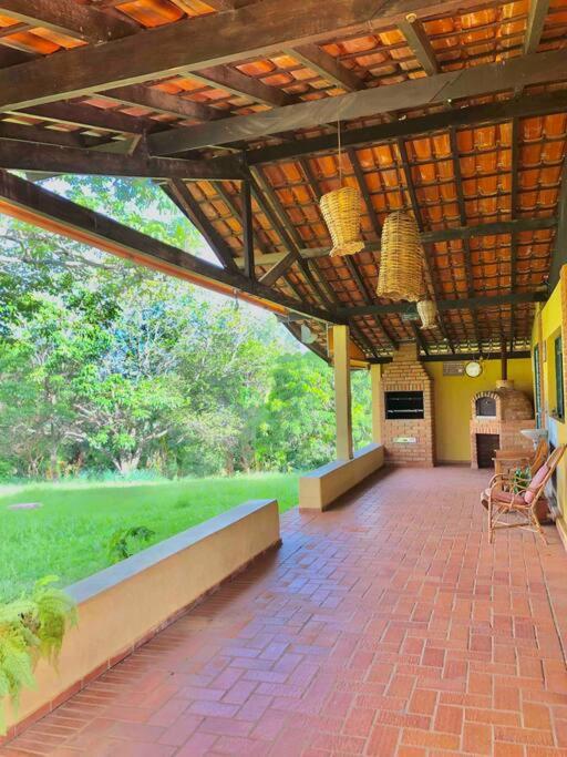 Chácara com piscina lareira forno e fogão à lenha!