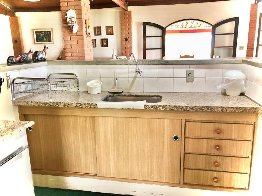 Chácara com piscina lareira forno e fogão à lenha!