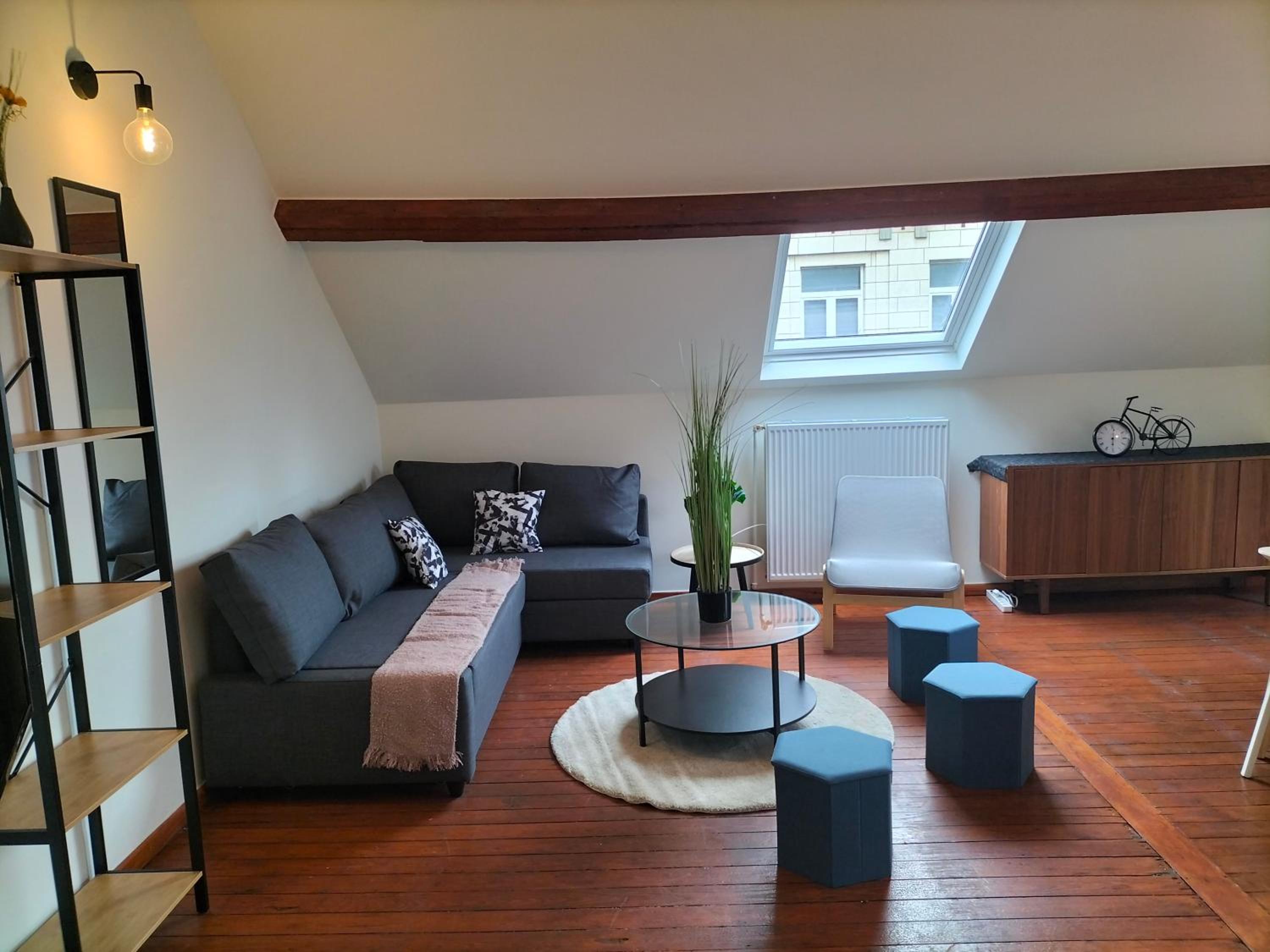 New Cozy Apartments In Porte de HAL