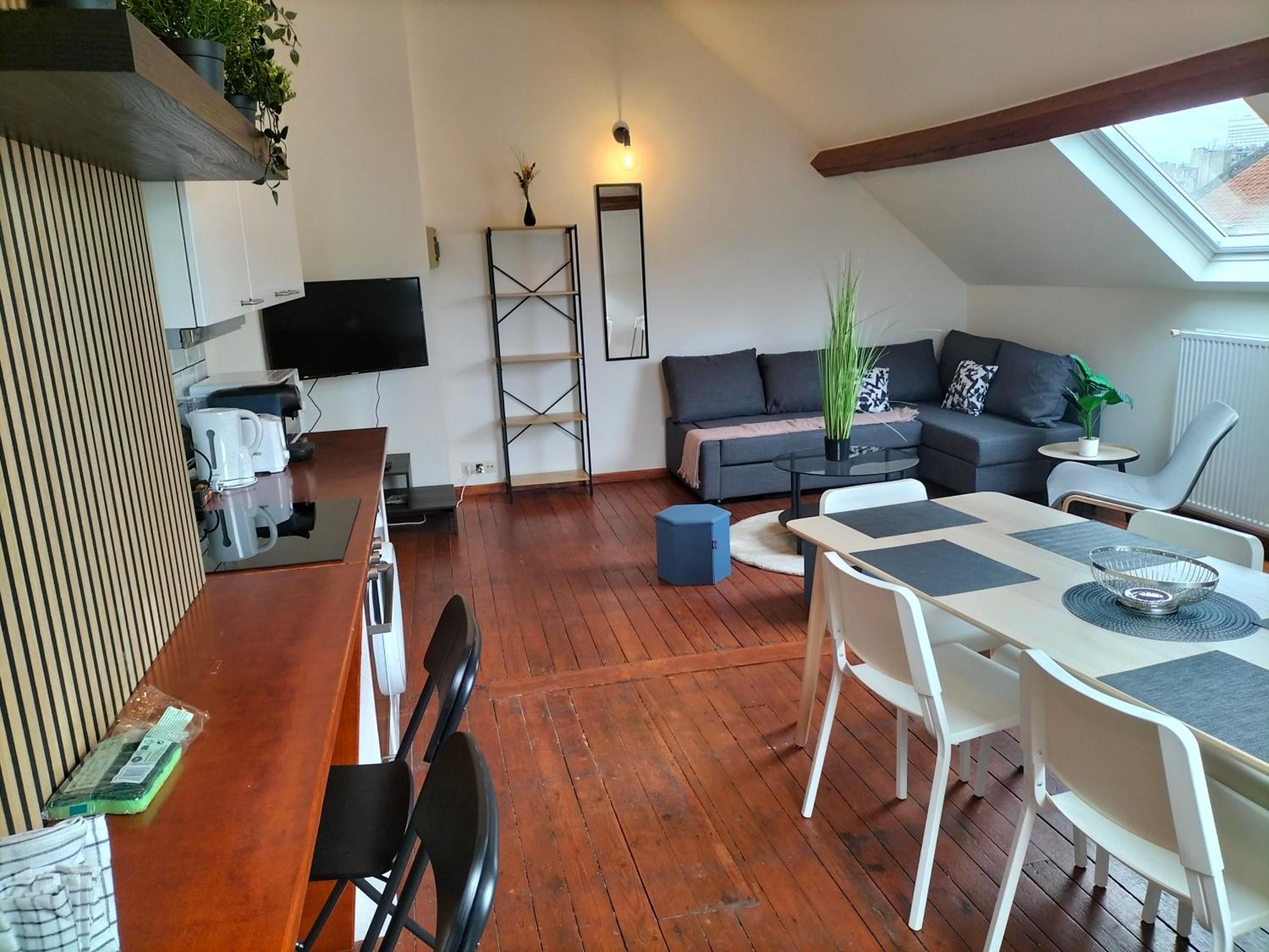 New Cozy Apartments In Porte de HAL