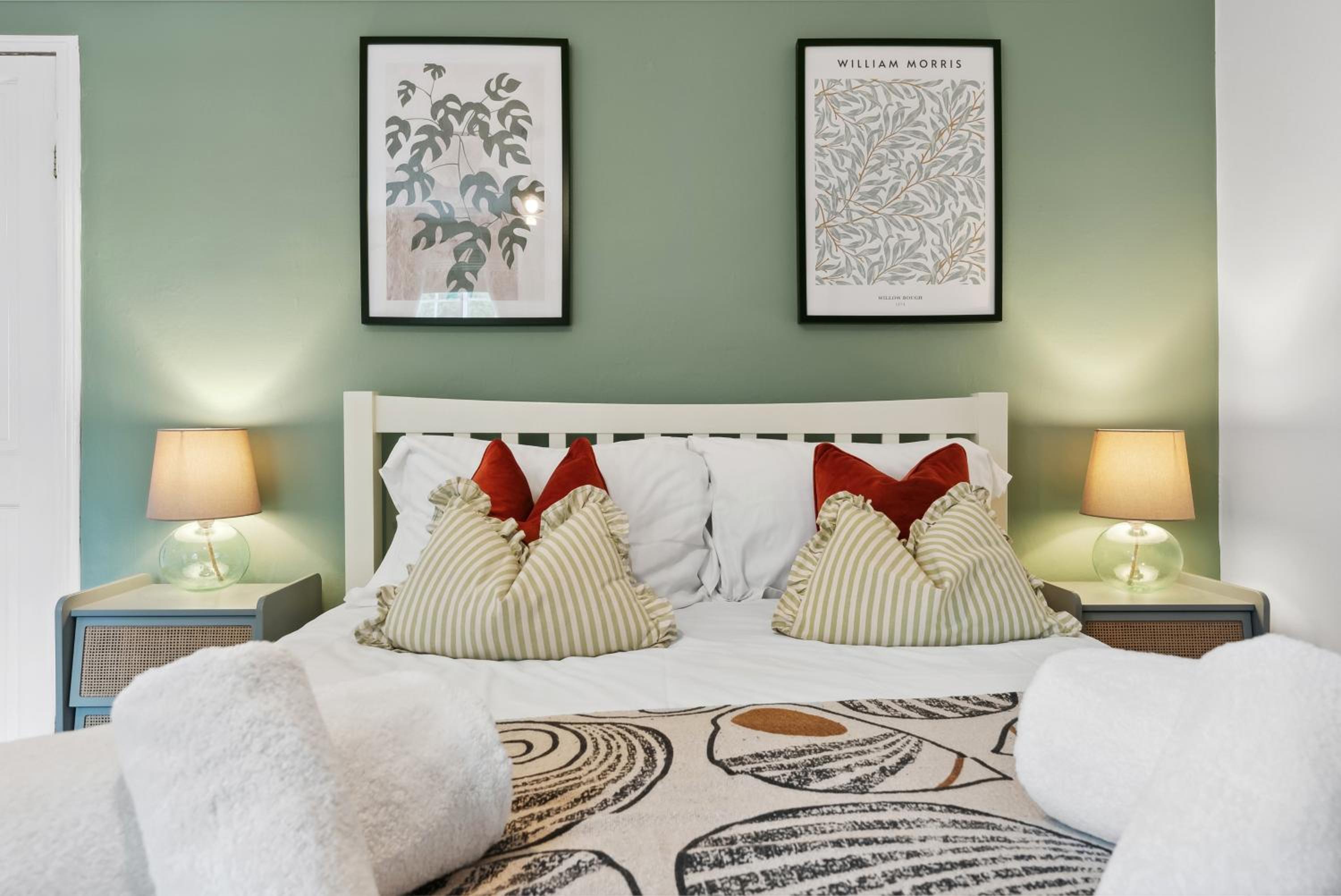 2-Bedroom Stylish & Gorgeous, Cosy Westgate Cottage Retreat, Central Winchester, Free On-Street Parking Permit, with Garden, Close to Cathedral - Sleeps 6, view 5