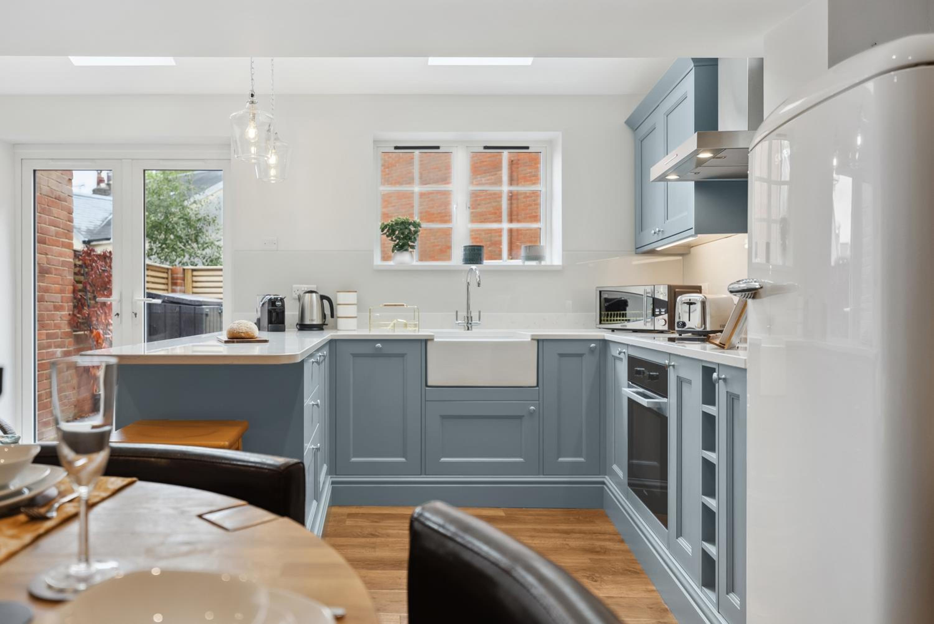 2-Bedroom Stylish & Gorgeous, Cosy Westgate Cottage Retreat, Central Winchester, Free On-Street Parking Permit, with Garden, Close to Cathedral - Sleeps 6, view 2