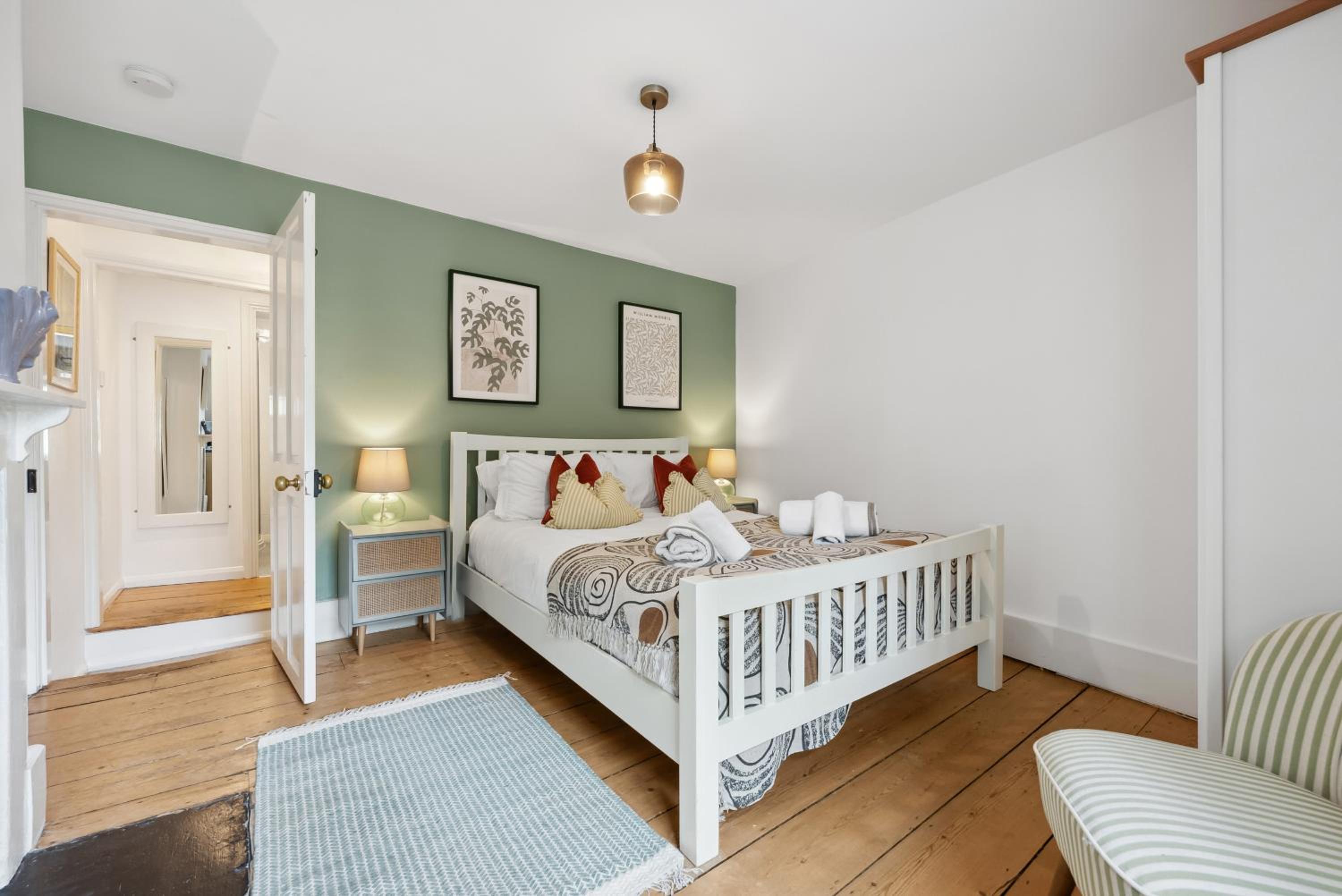2-Bedroom Stylish & Gorgeous, Cosy Westgate Cottage Retreat, Central Winchester, Free On-Street Parking Permit, with Garden, Close to Cathedral - Sleeps 6, view 4