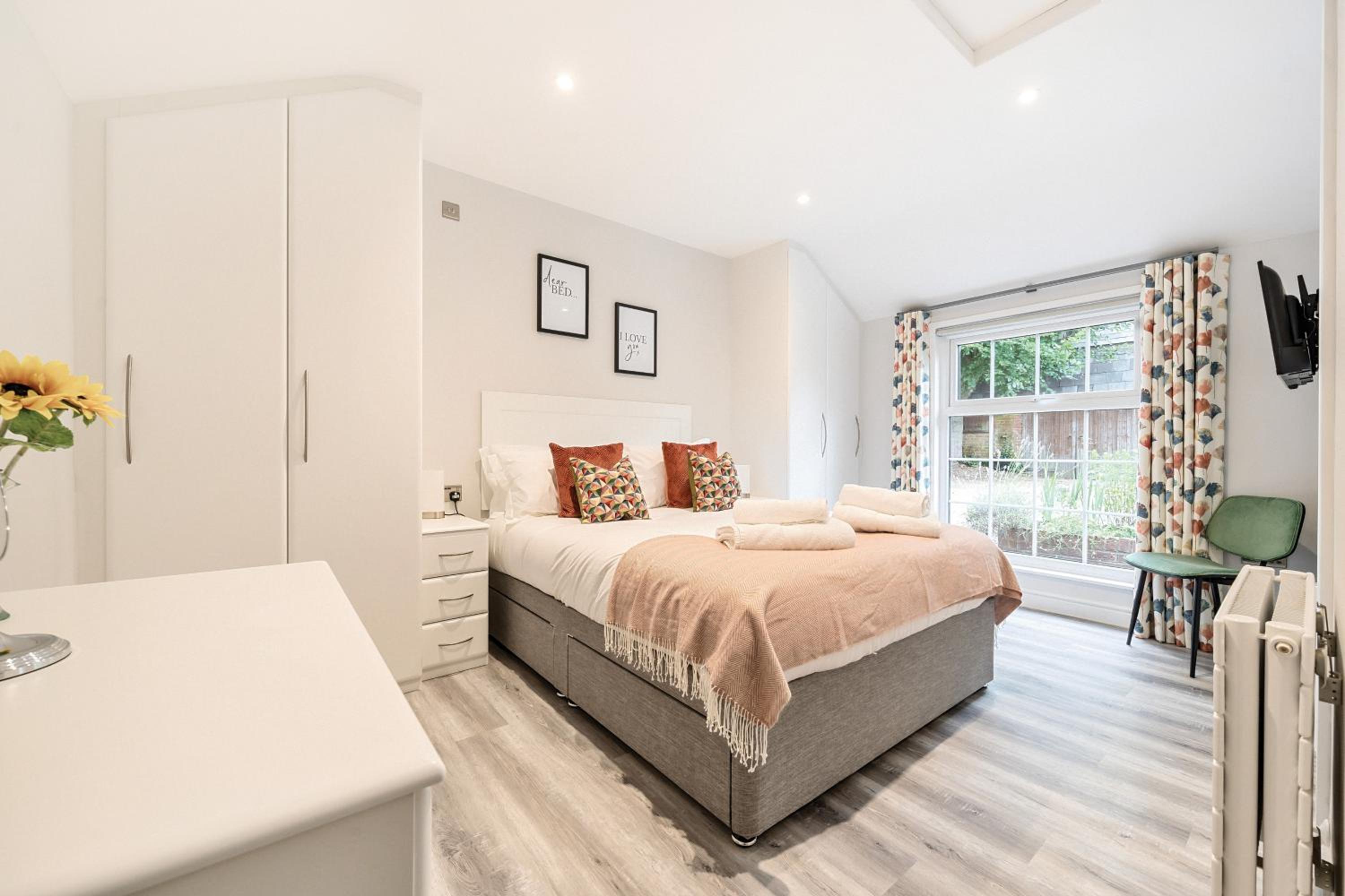 Wokingham - 1 Bedroom Cottage - Parking view 3