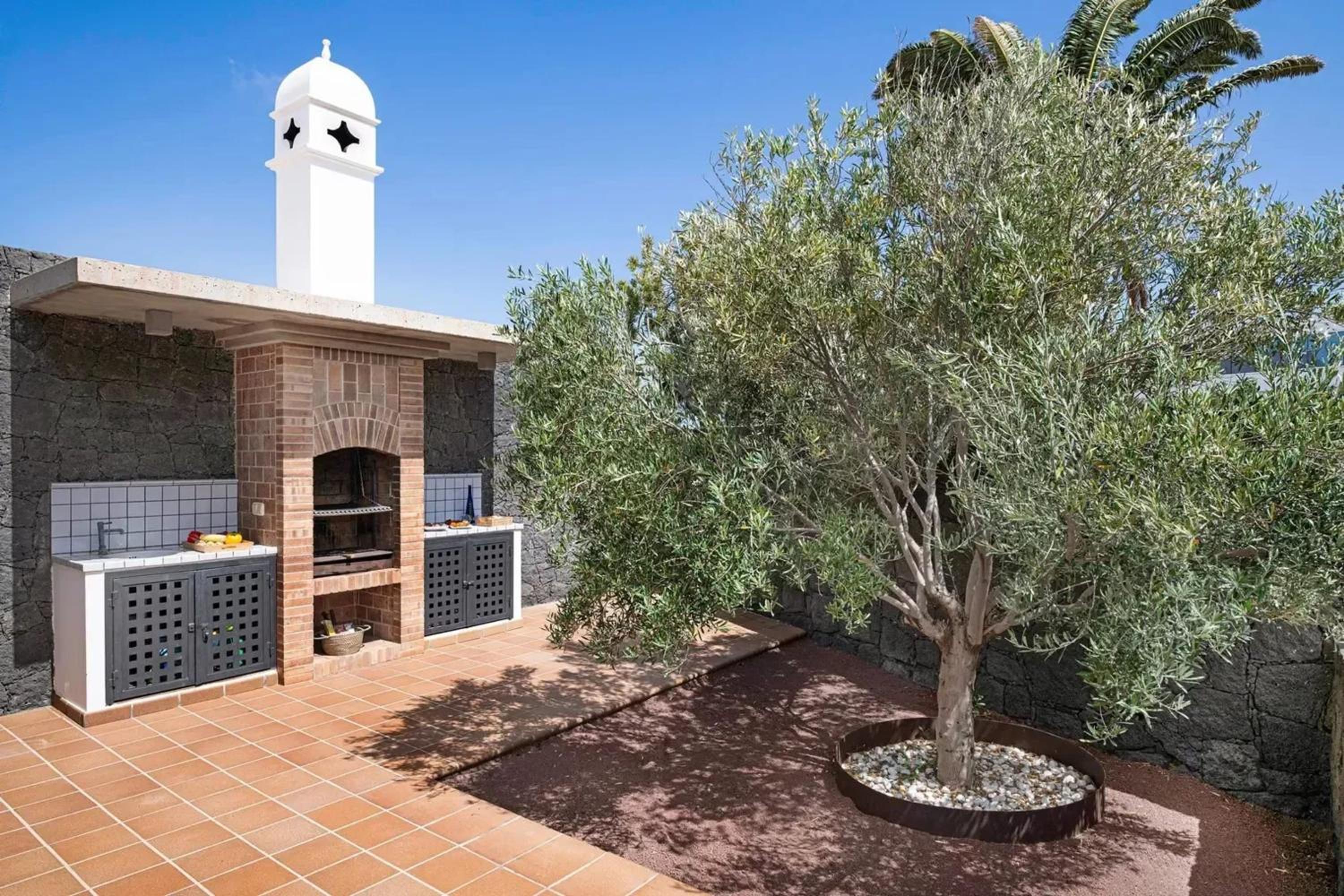 Elegant Villa near Playa Blanca, private pool, garden.