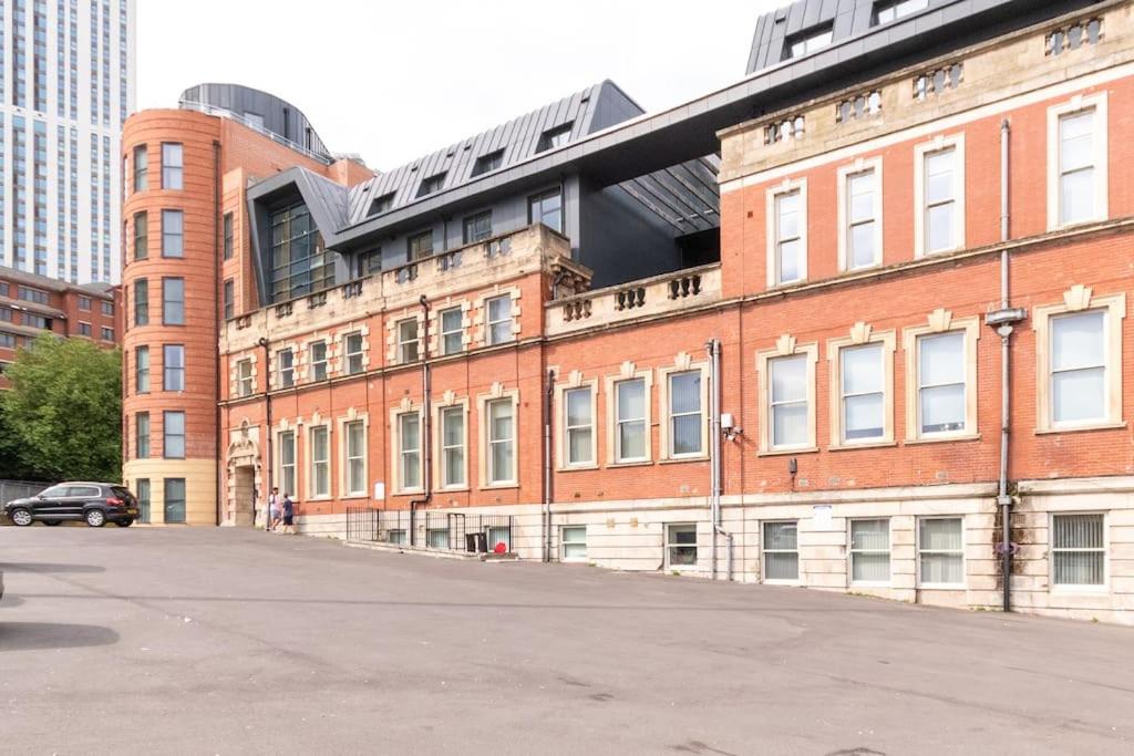 Modern Apartment - Leeds City Centre view 2