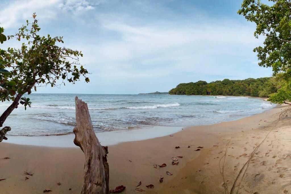 Casa Privada con parqueo, a 200 metros de la playa