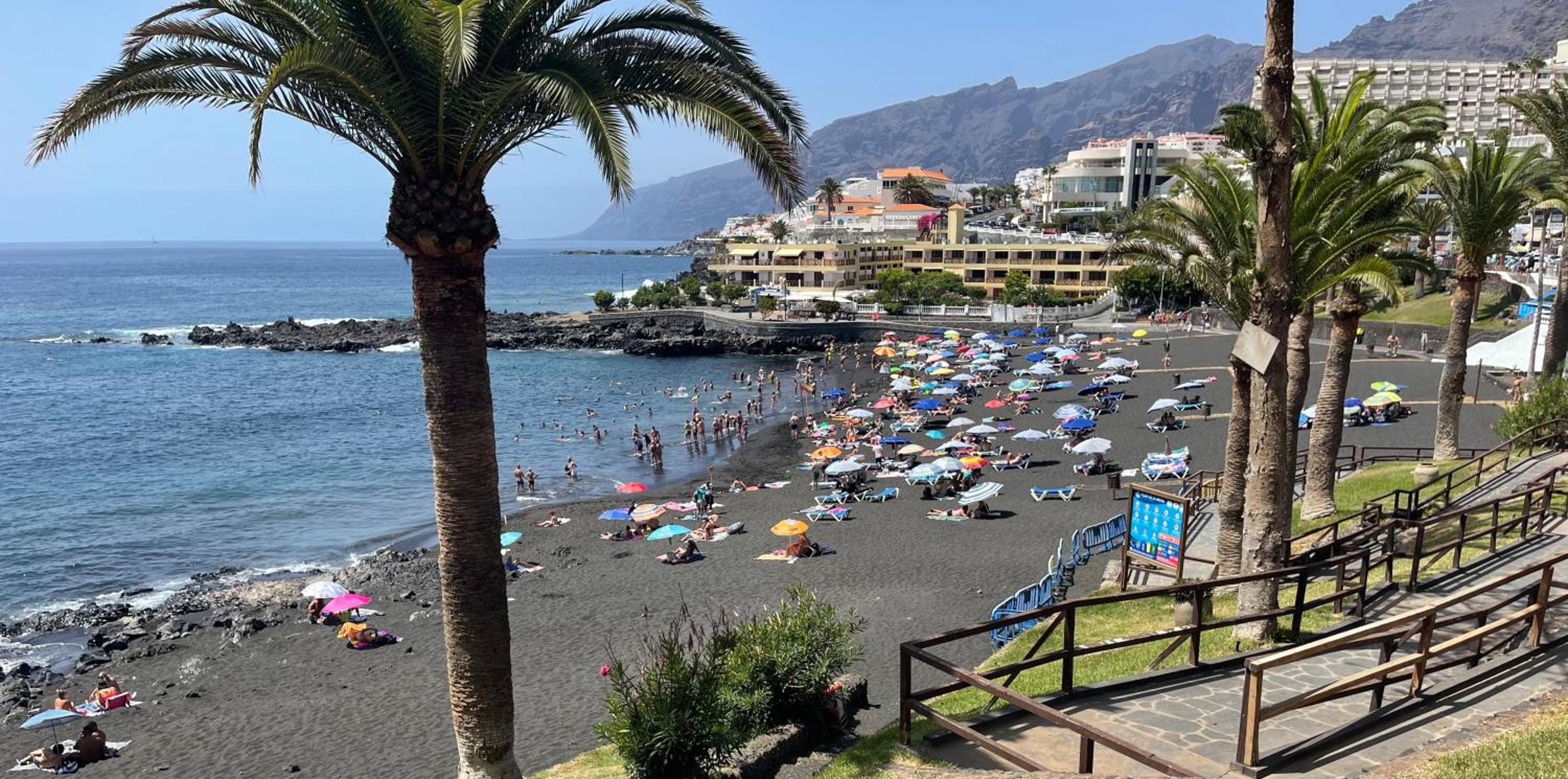 Puesta del sol en playa arena