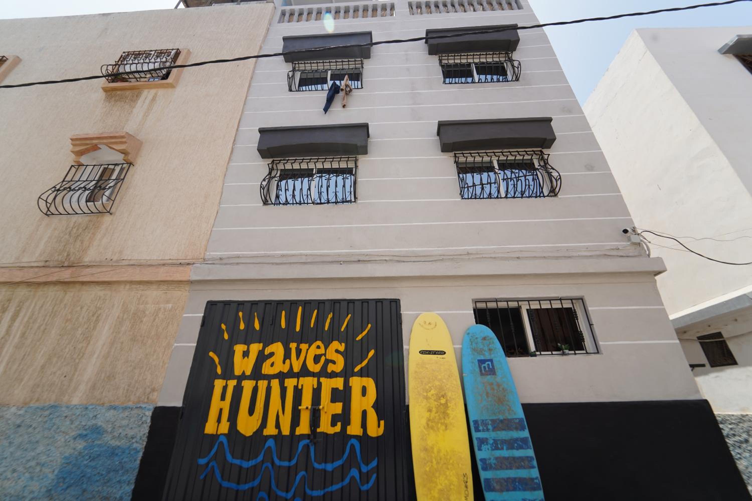 Waves Hunter Surf House