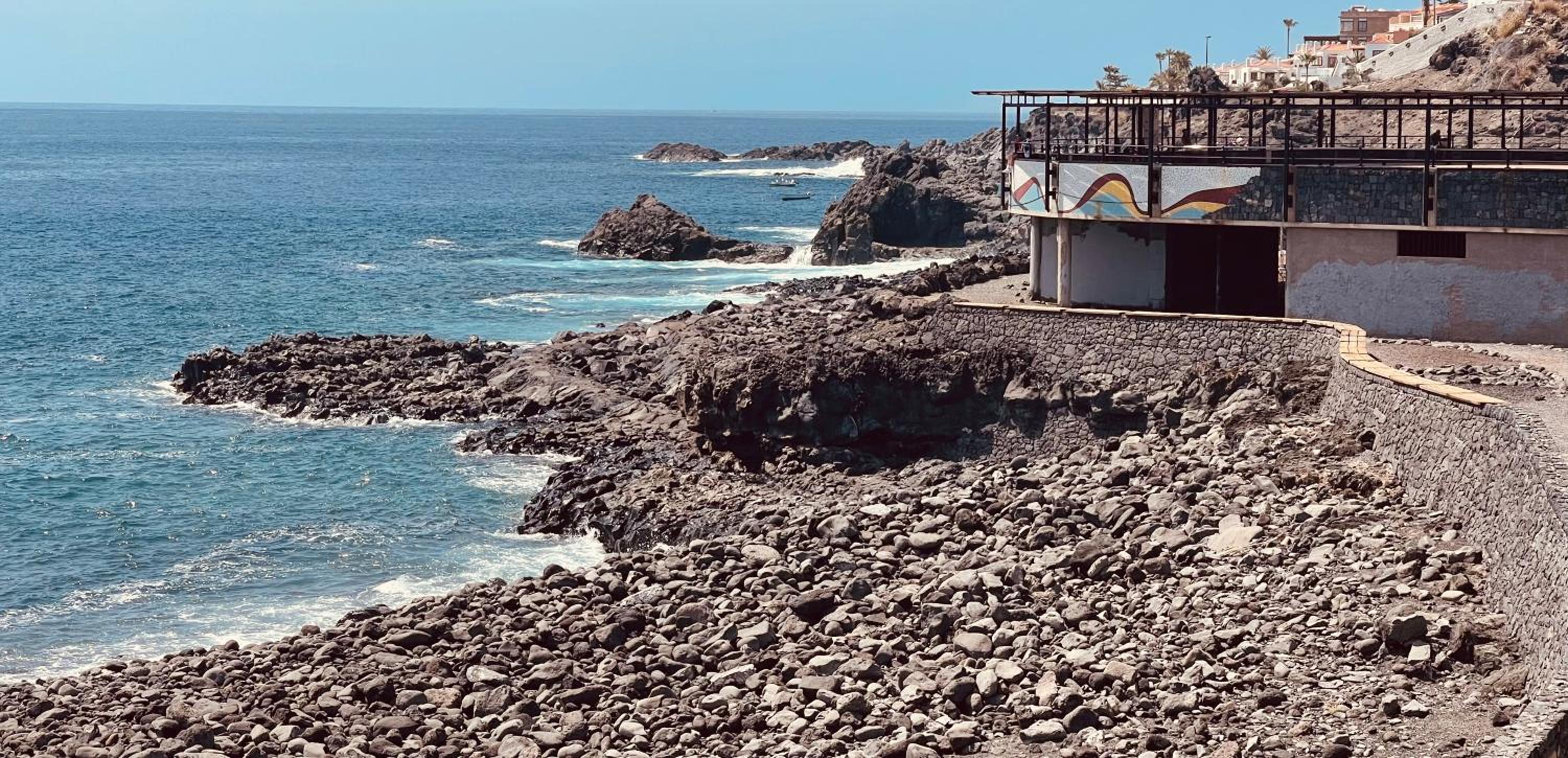 Puesta del sol en playa arena