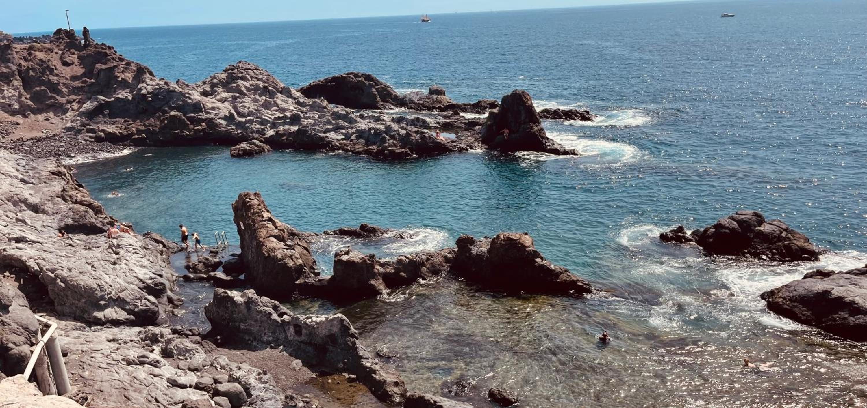 Puesta del sol en playa arena