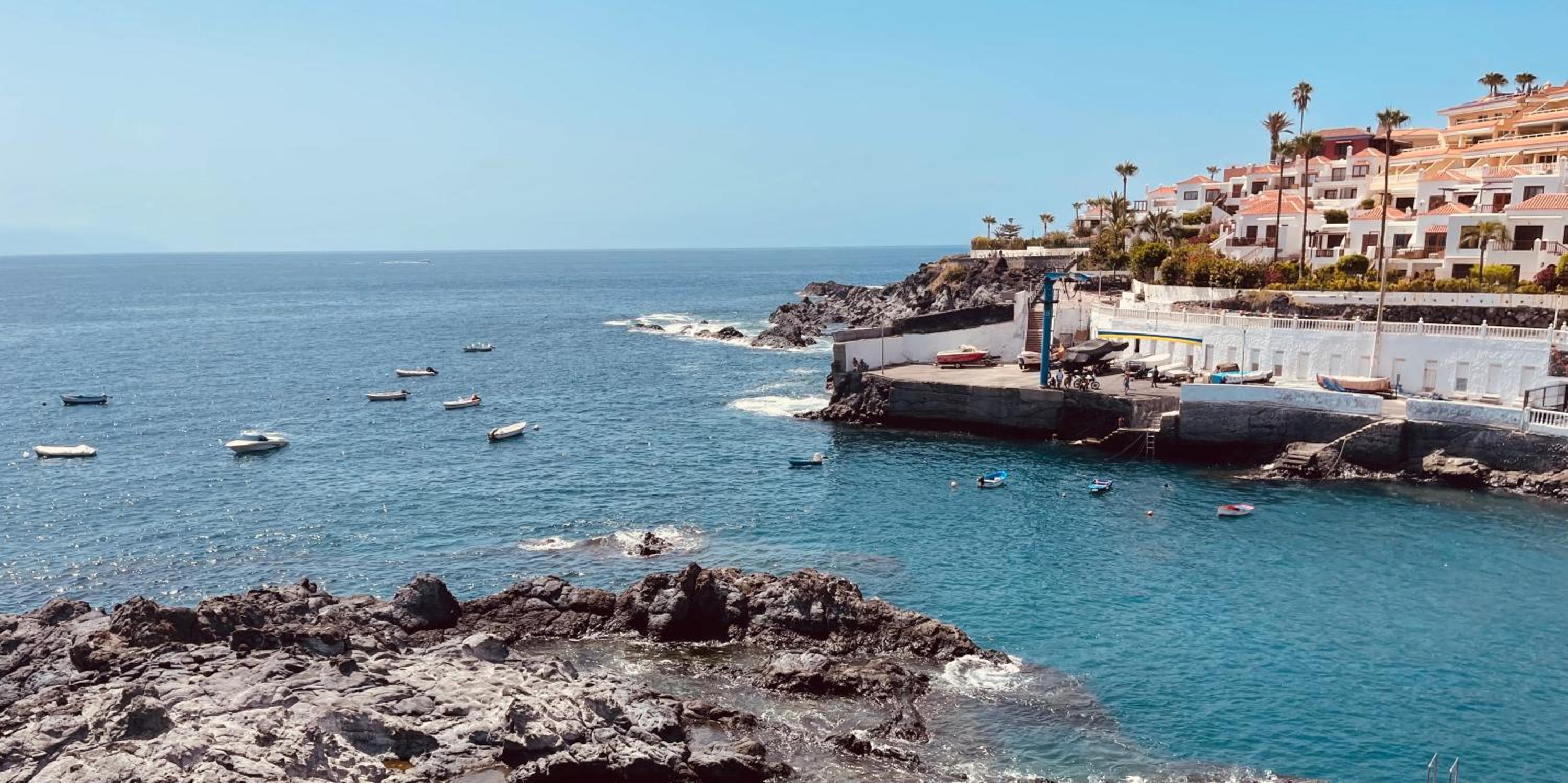 Puesta del sol en playa arena