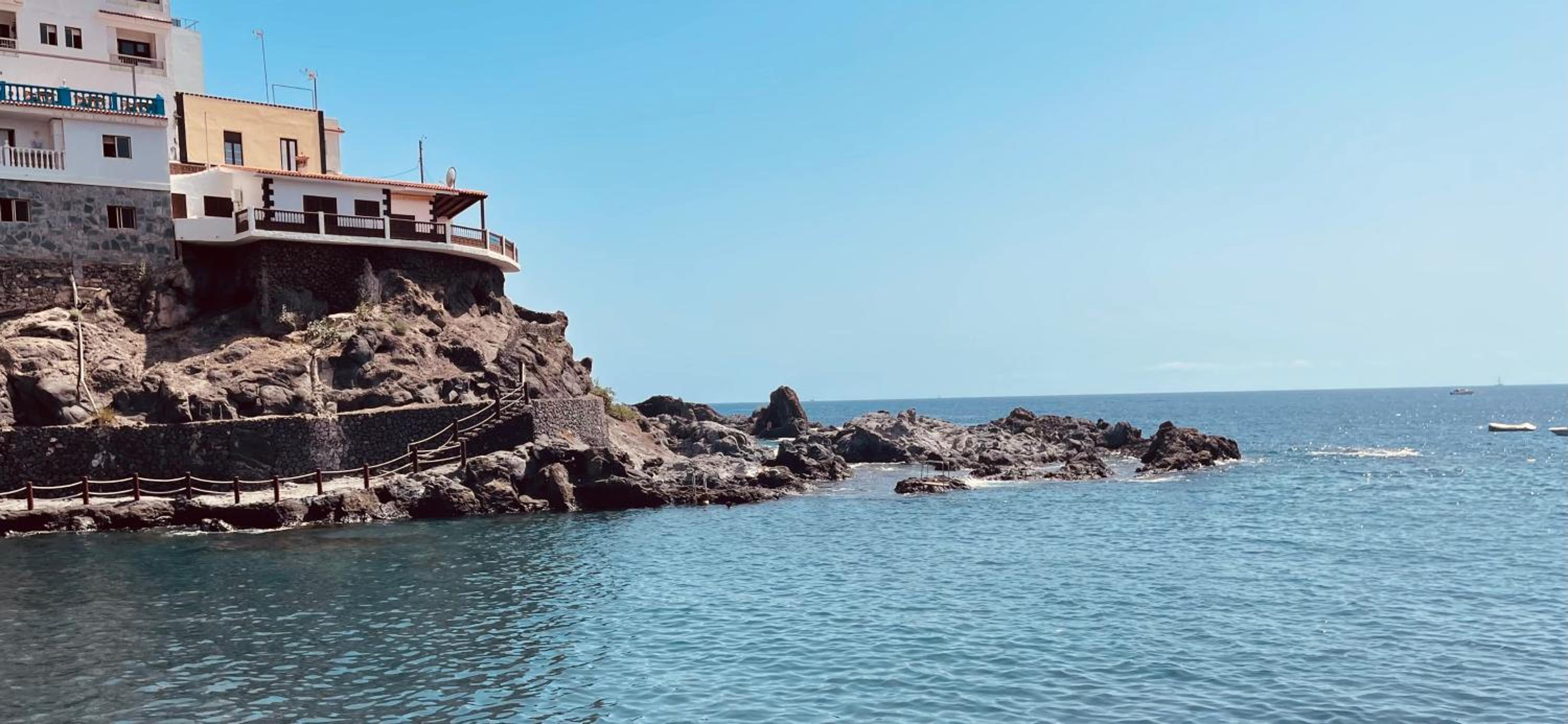 Puesta del sol en playa arena