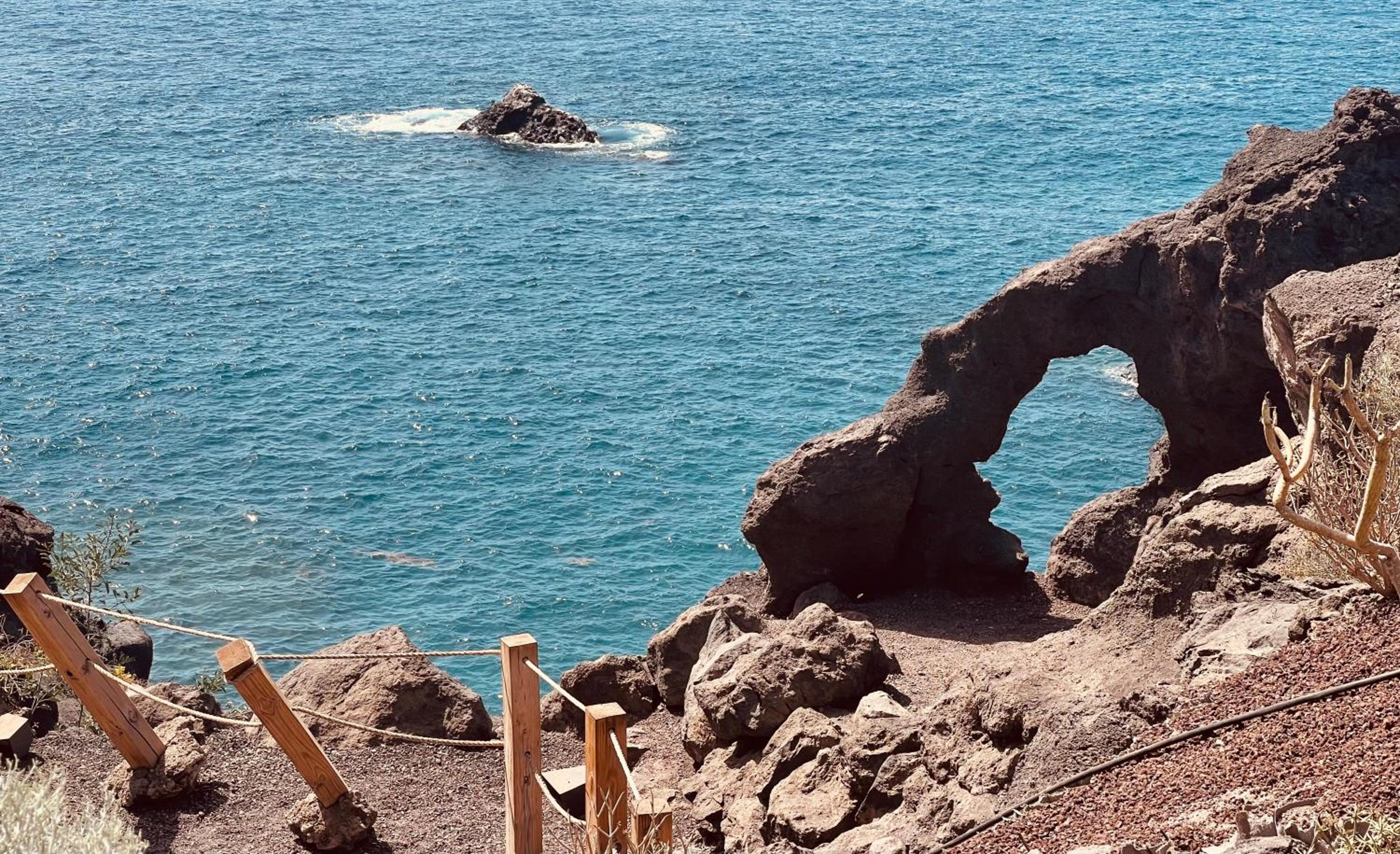 Puesta del sol en playa arena