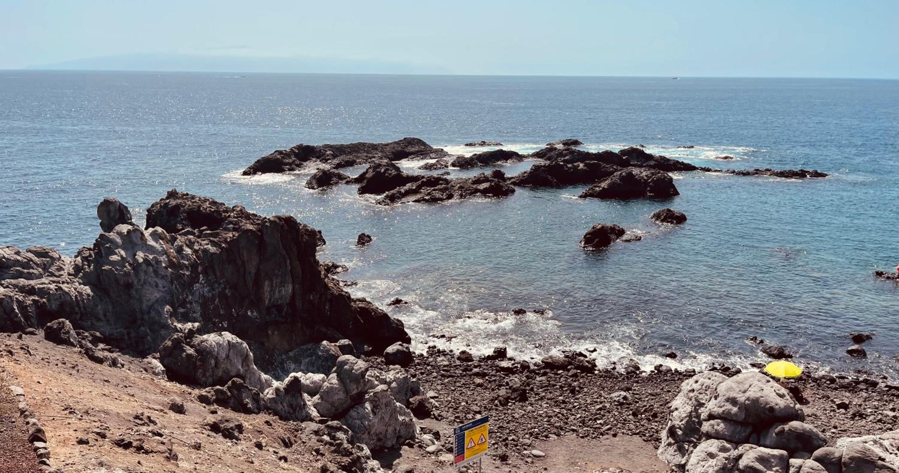 Puesta del sol en playa arena