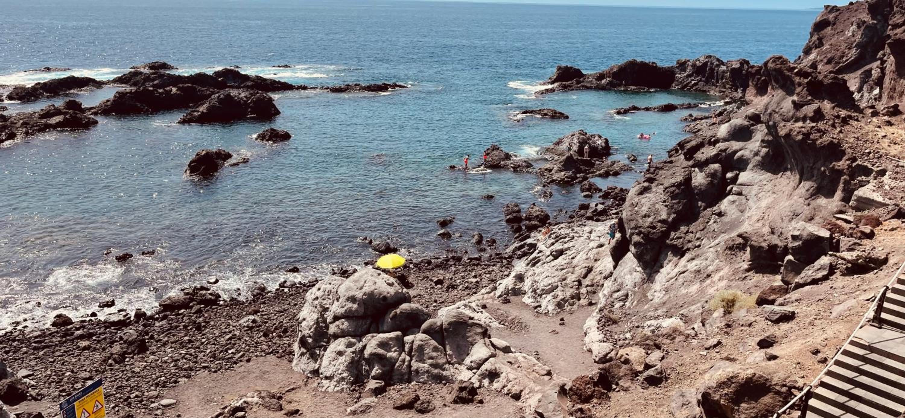 Puesta del sol en playa arena