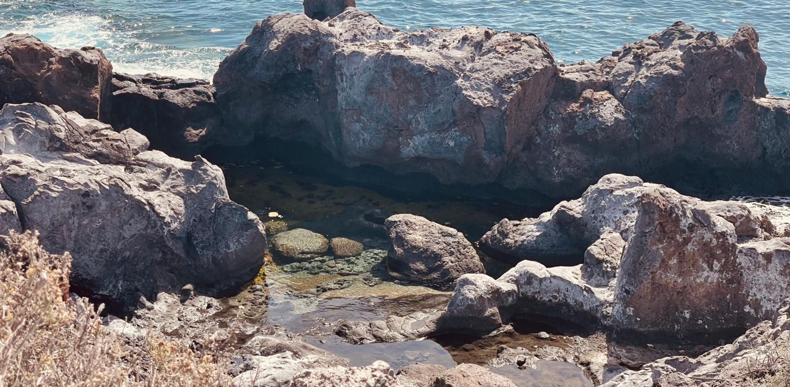 Puesta del sol en playa arena